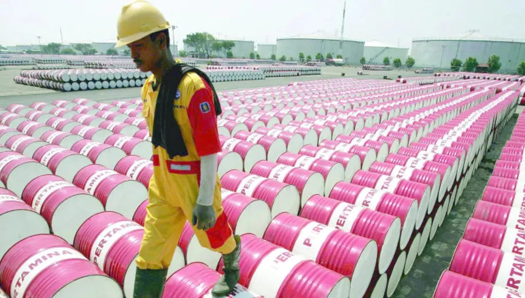 براميل نفط في أحد مواقع التنقيب (أ.ب)