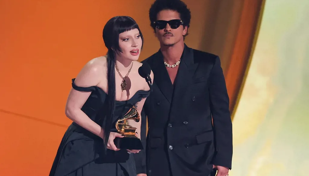 ليدي غاغا بعد فوزها بجائزة غرامي: المتحولون جنسياً ليسوا غير مرئيين (فيديو)