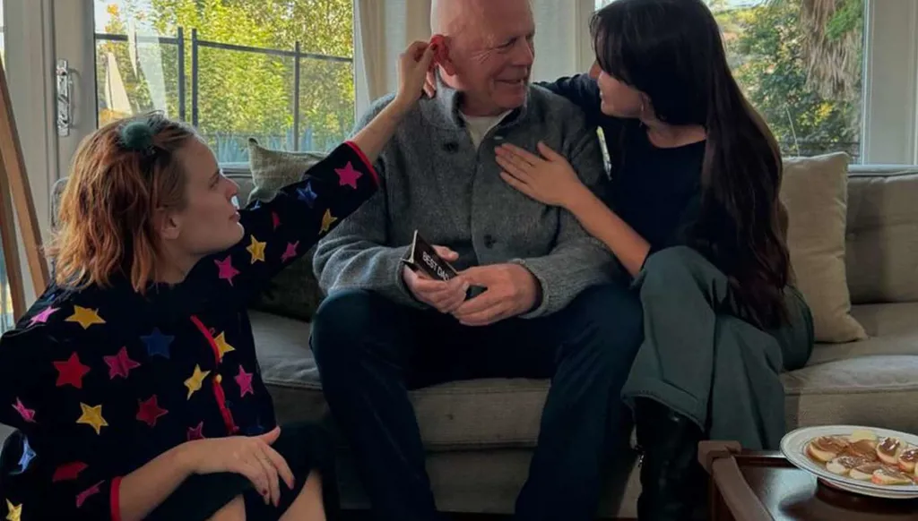 بروس ويليس في صورة مؤثرة جديدة بين ابنتيه