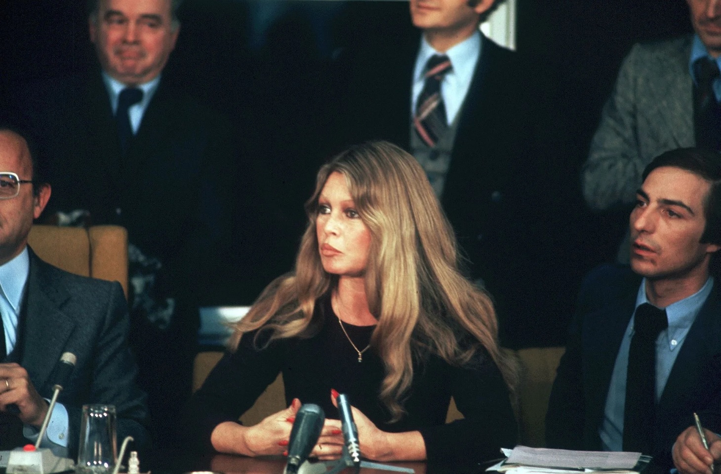 بريجيت باردو خلال مناظرة ضدّ صيد الفقمات في مجلس أوروبا في ستراسبورغ عام 1978. (أ ف ب)