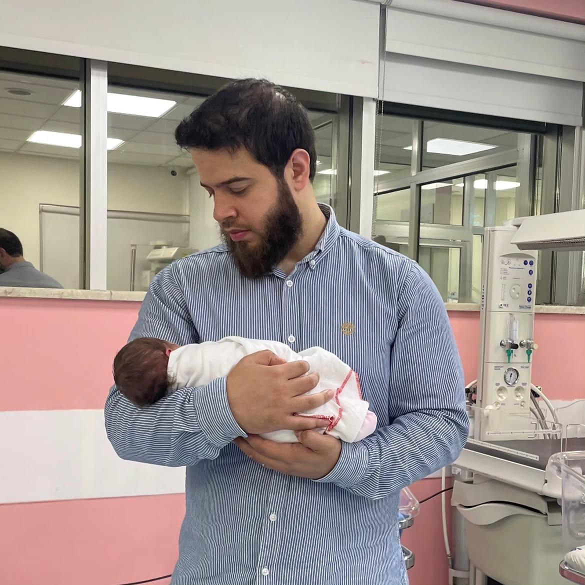 أدهم نابلسي وابنته مسك (إنستغرام).