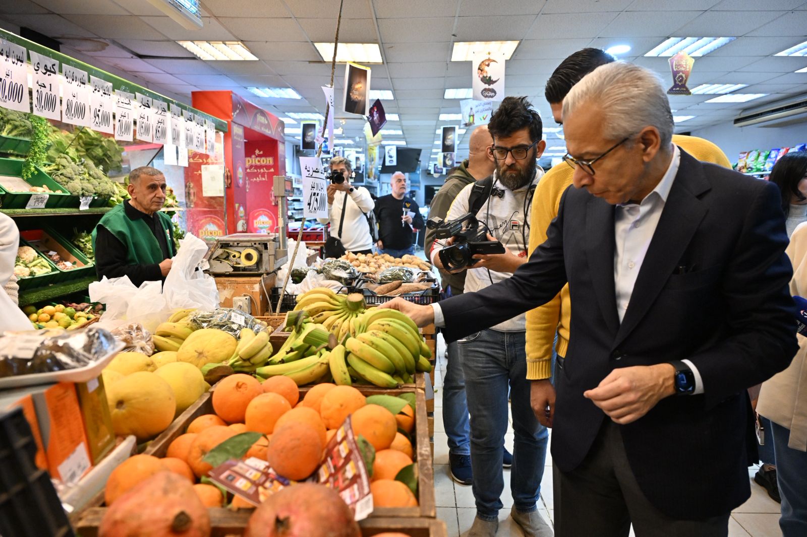جولة ميدانية لوزير الاقتصاد والتجارة عامر بساط (نبيل اسماعيل)