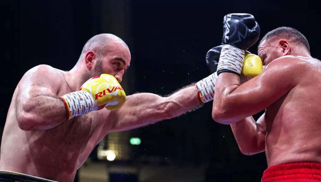 دبي تحتضن ليلة ملاكمة تاريخية... حفيد محمد علي يضرب بقوّة