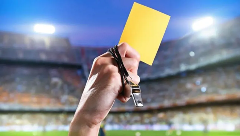 أصل البطاقات الحمراء والصفراء... متى تم إدخالها إلى كرة القدم؟