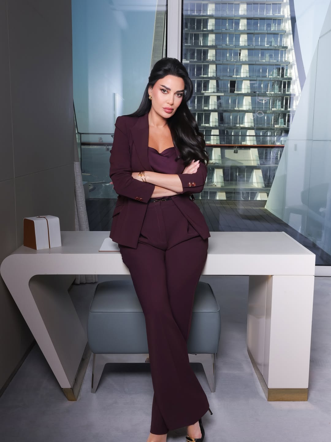 سيرين عبد النور في قطر تعتمد اجدد صيحات الموضة لخريف 2025 (انستغرام)