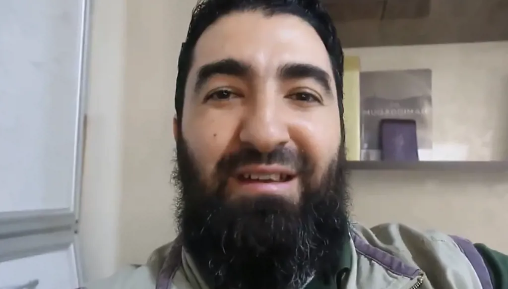 الرجل الغامض في دمشق: من هو "أبو مريم الأوسترالي" الذي يقود سياسة الغفران؟
