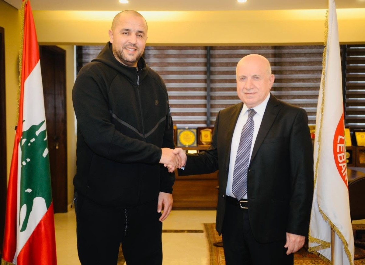 بوقرة مع رئيس الاتحاد اللبناني لكرة القدم المهندس هاشم حيدر. (وكالات)