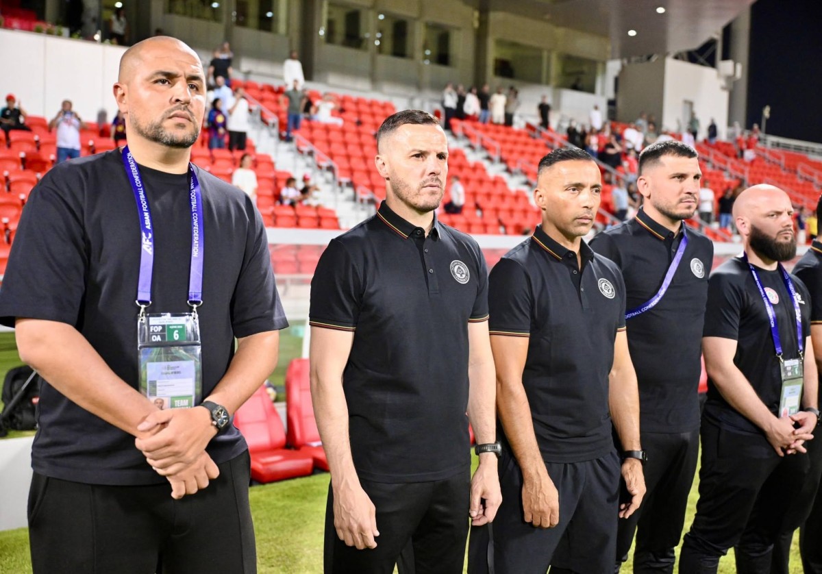 بوقرة والمدرب المساعد جمال مصباح وباقي أعضاء الجهاز الفني لمنتخب لبنان خلال مباراة اليمن. (وكالات)