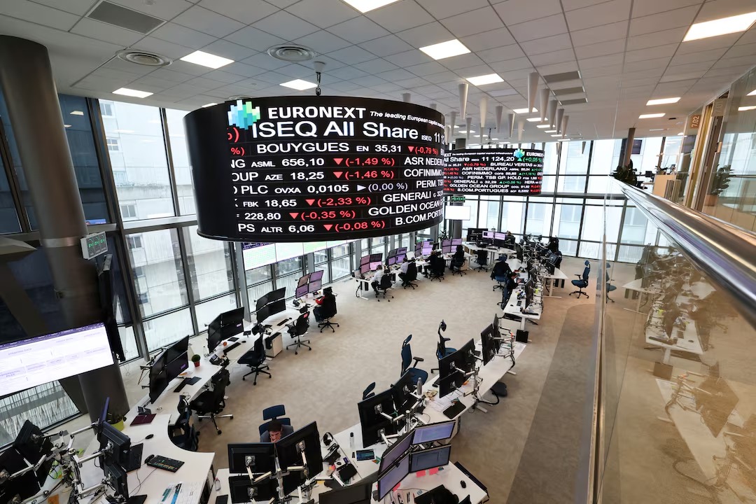 بورصة يورونكست بباريس (رويترز)