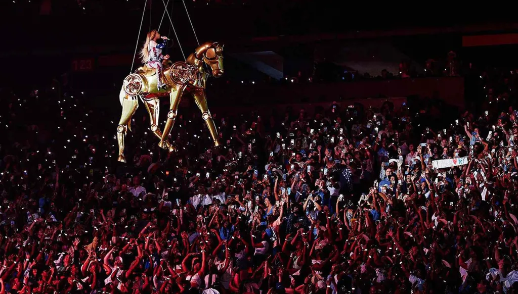 بيونسيه تستبدل السيارة بحصان ذهبي طائر في أتلانتا (فيديو)