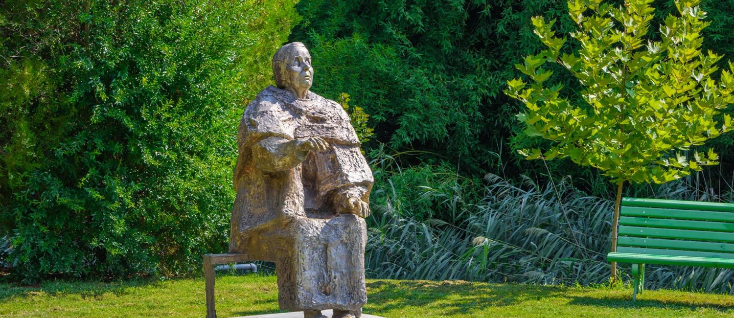 منحوتة بابا فانغا في بلغاريا (غوغل).