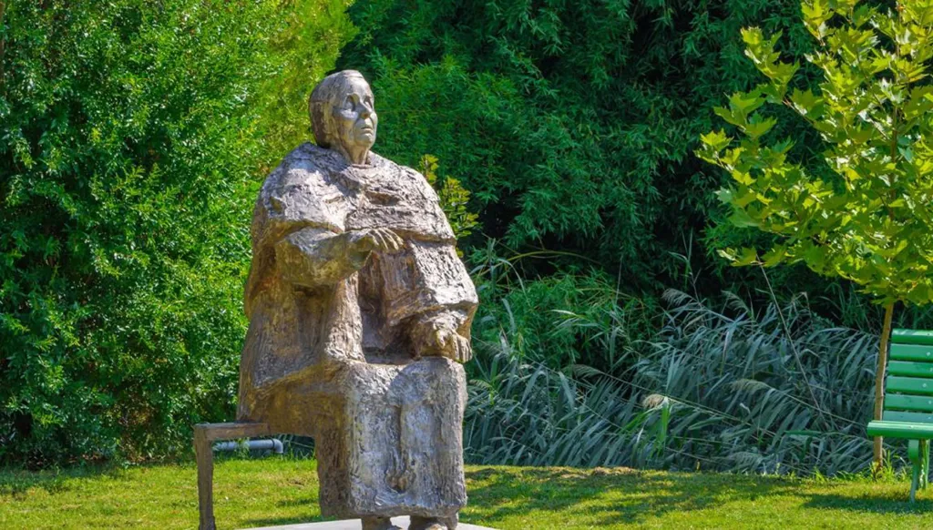 "بابا فانغا" تعود إلى الواجهة: صحنٌ فضائيٌّ يصلُ إلى الأرض في نوفمبر المقبل