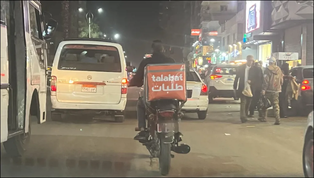 عمال التوصيل في مصر ضحية الطرق الخطرة... و"ربك يسترها"