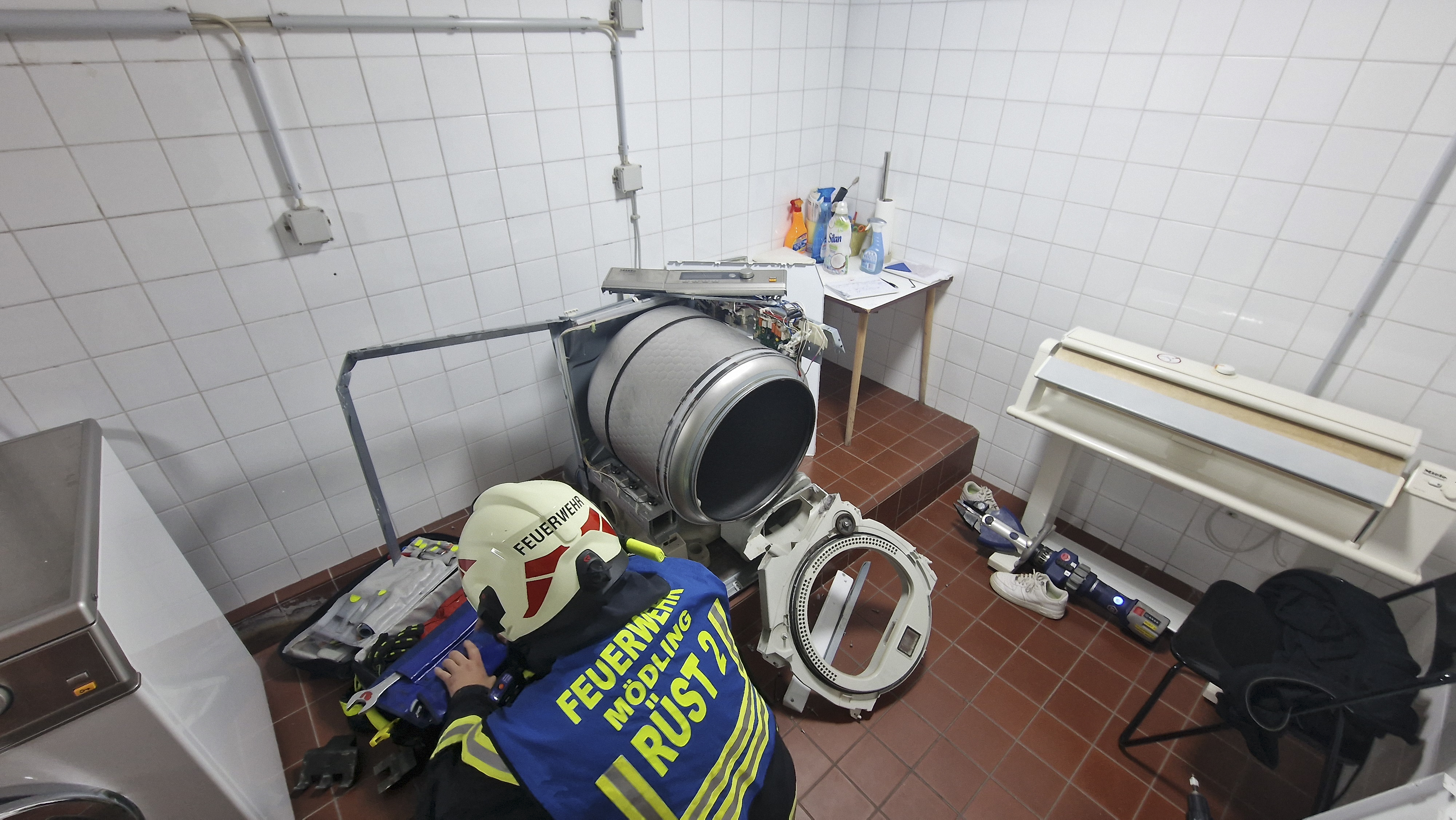 مجفف الملابس الذي علقت فيه الطفلة (انستغرام)‏