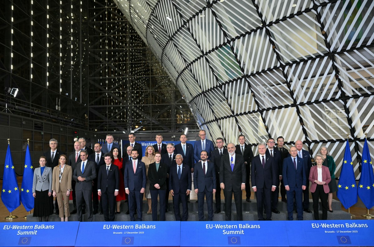 صورة جماعية ضمن فعاليات قمة الاتحاد الأوروبي لدول غرب البلقان في بروكسل (أ ف ب)