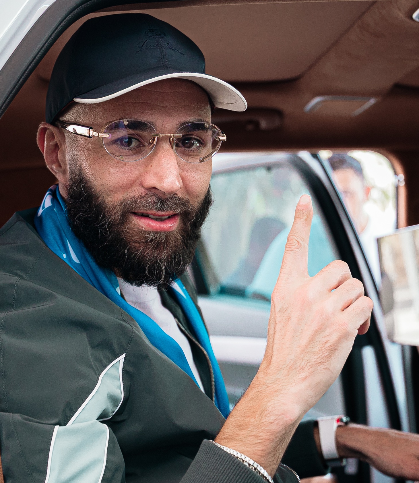 لحظة وصول بنزيما إلى الرياض. (وكالات)