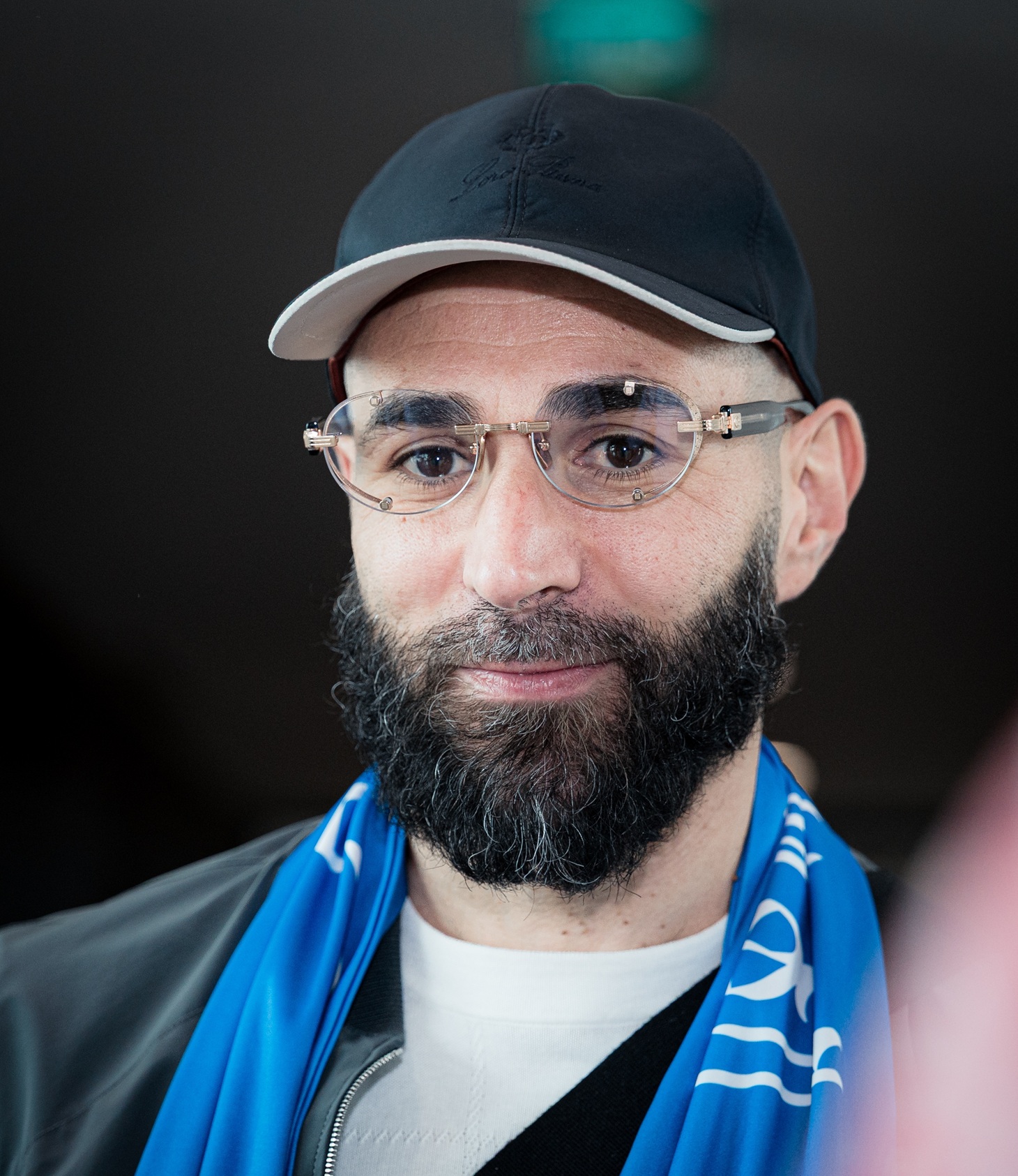 لحظة وصول بنزيما إلى الرياض. (وكالات)