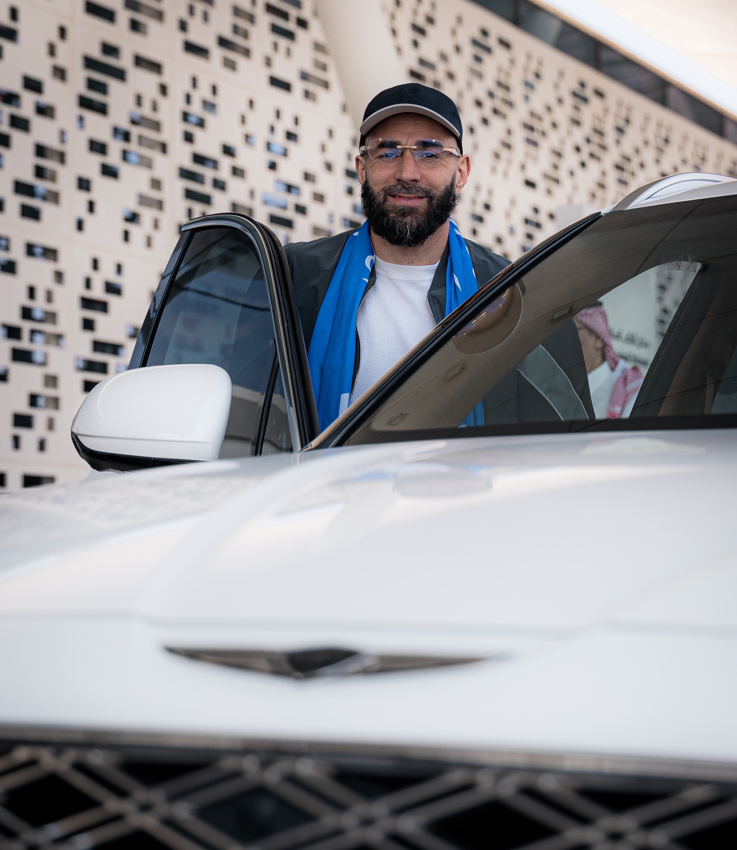 لحظة وصول بنزيما إلى الرياض. (وكالات)