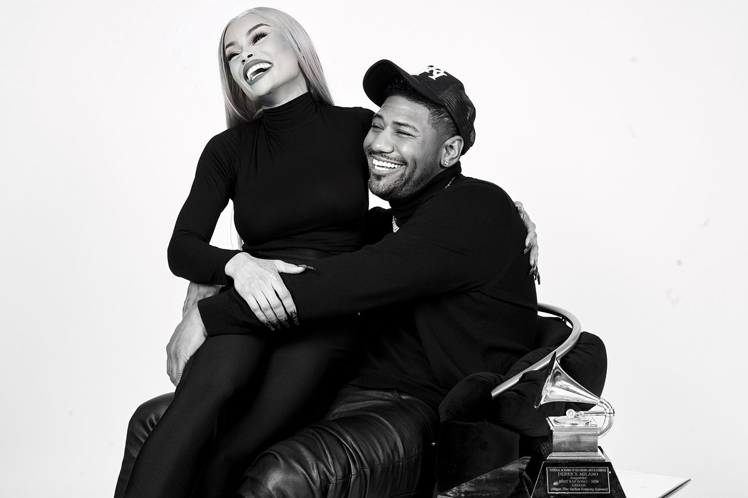 حبيب بلاك شاينا يتقدّم لخطوبتها على المسرح (فيديو)