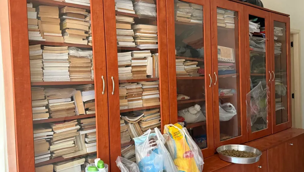 Books collected by poet Nazem Al-Sayyid in his home (Annahar)