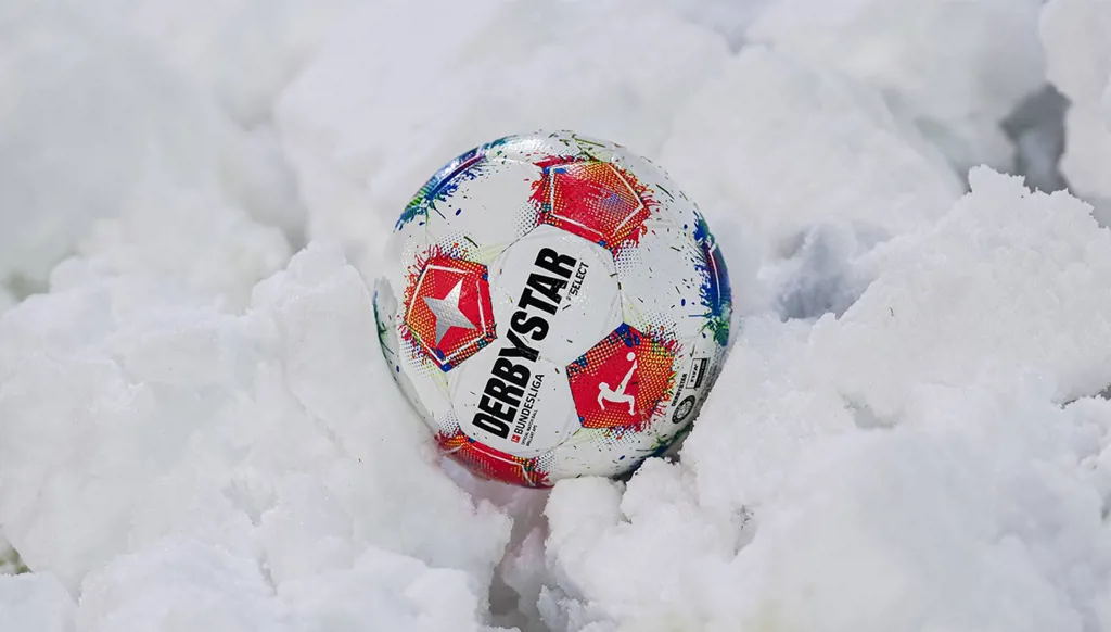 الثلوج تغمر ملاعب ألمانيا وإنكلترا... أي مباريات تأجلت؟