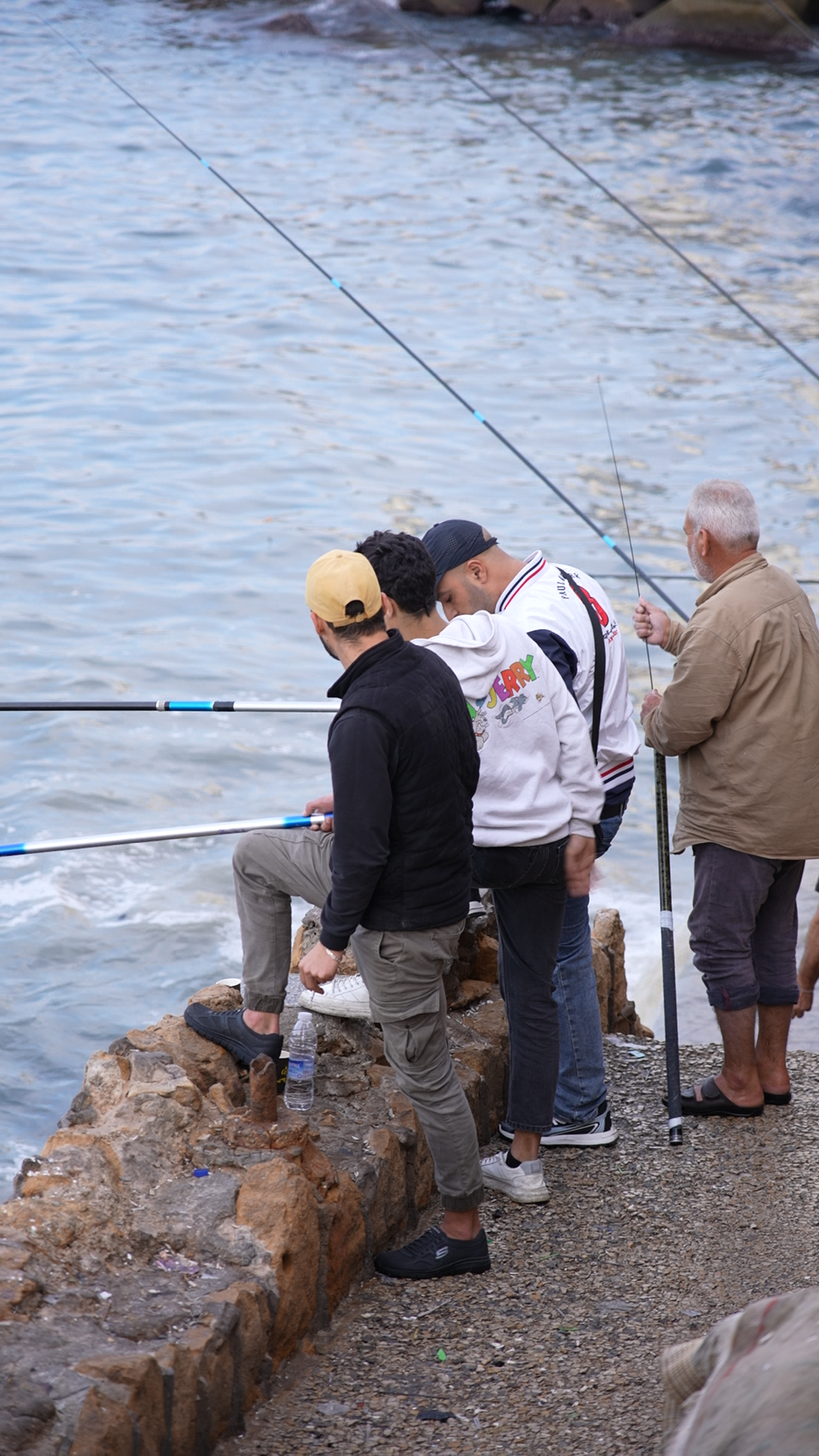 صيادون في بيروت (النهار).