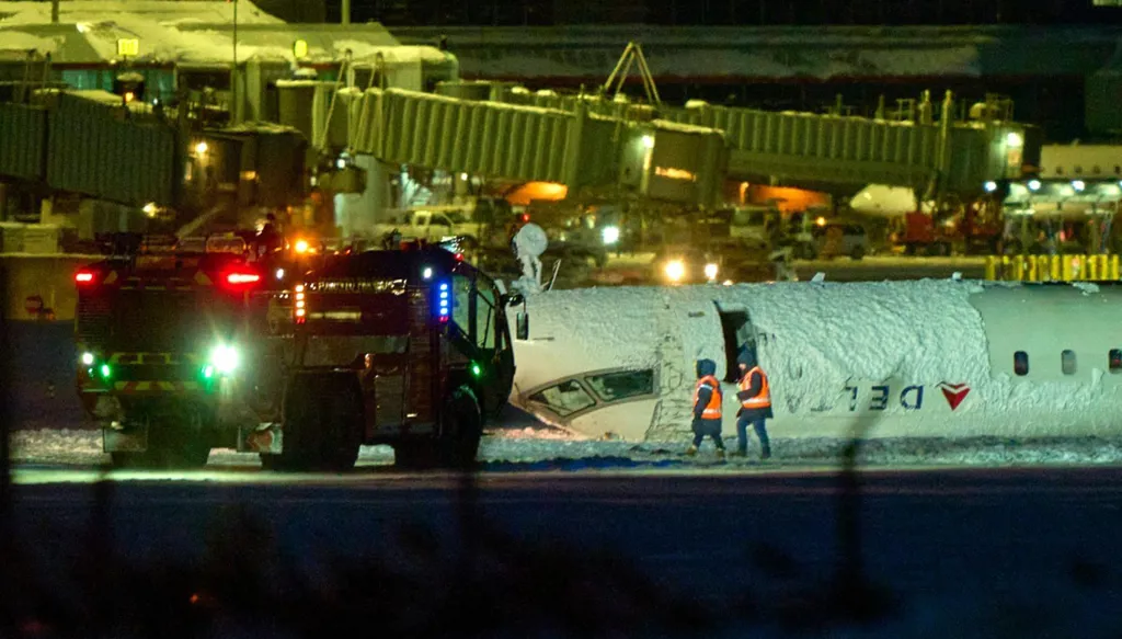 عقب حادث انقلاب طائرة أميركية... استئناف حركة الطيران في مطار "تورنتو" (فيديو وصور)