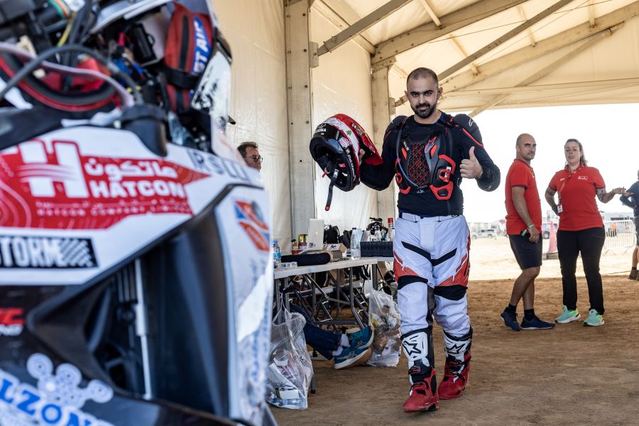 إيهاب حكيم خلال رالي داكار.