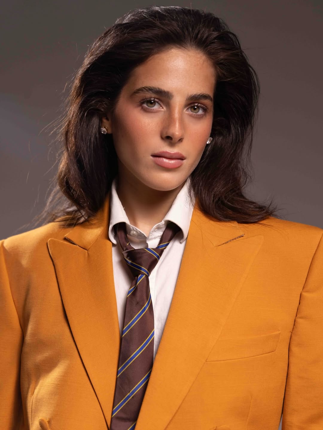 فاطمة بوش ببدلة رسمية ومكياج هوليوودي خلال جلسة تصوير خاصة (انستغرام)