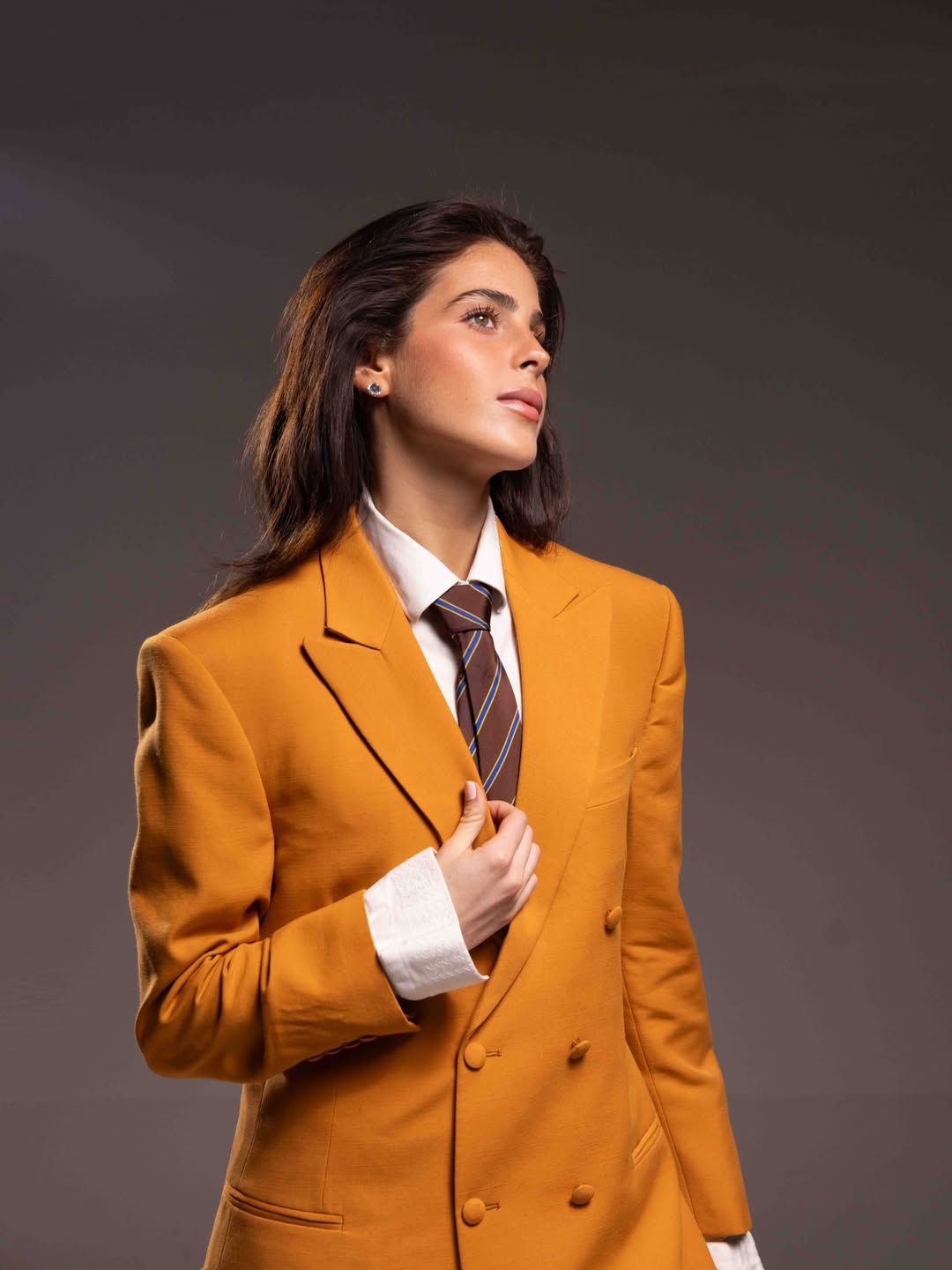 فاطمة بوش ببدلة رسمية ومكياج هوليوودي خلال جلسة تصوير خاصة (انستغرام)