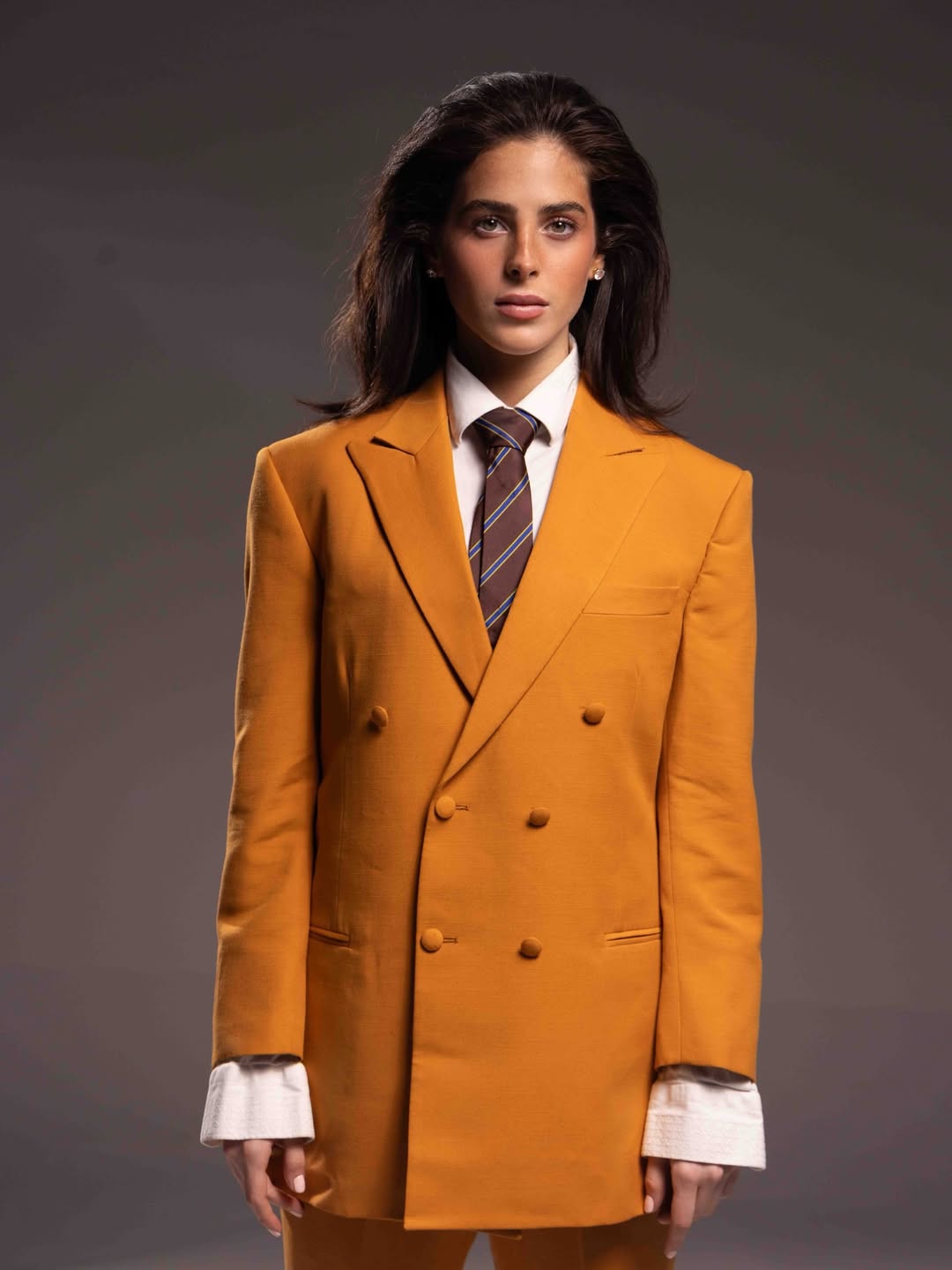 فاطمة بوش ببدلة رسمية ومكياج هوليوودي خلال جلسة تصوير خاصة (انستغرام)