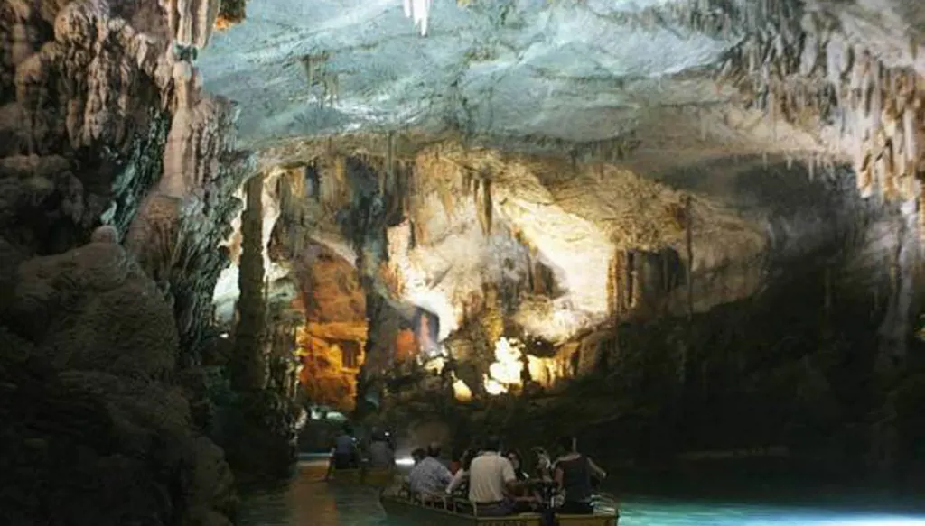 من سمح بذلك… فيديو لزفاف صاخب داخل أعماق مغارة جعيتا الأثرية يُشعل مواقع التواصل في لبنان