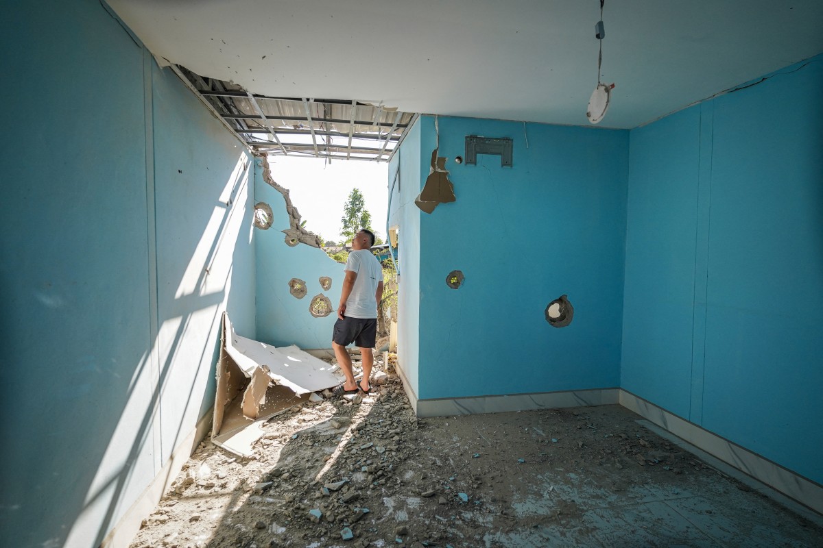 منزل متضرر جراء غارات عسكرية تايلاندية في مقاطعة ‏بانتي مينتشي الكمبودية (أ ف ب)‏