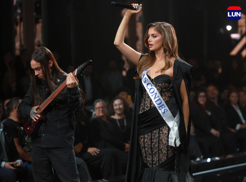 ة ملكة جمال تشيلي إغناسيا فرنانديز على المسرح (إنستغرام).