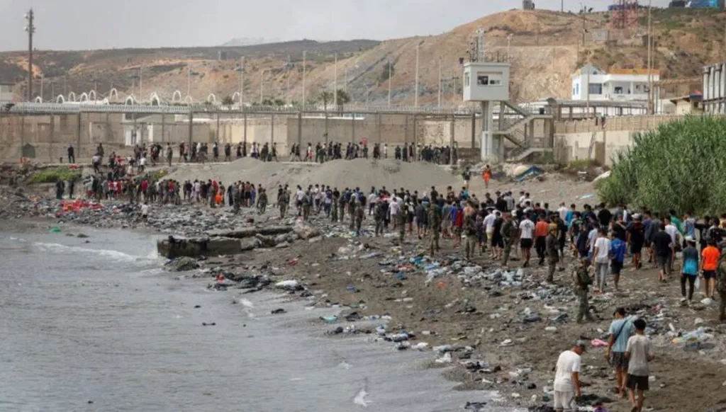 توقيف أربعة مهاجرين مغاربة في سبتة بعد رشق جنود إسبان بالحجارة