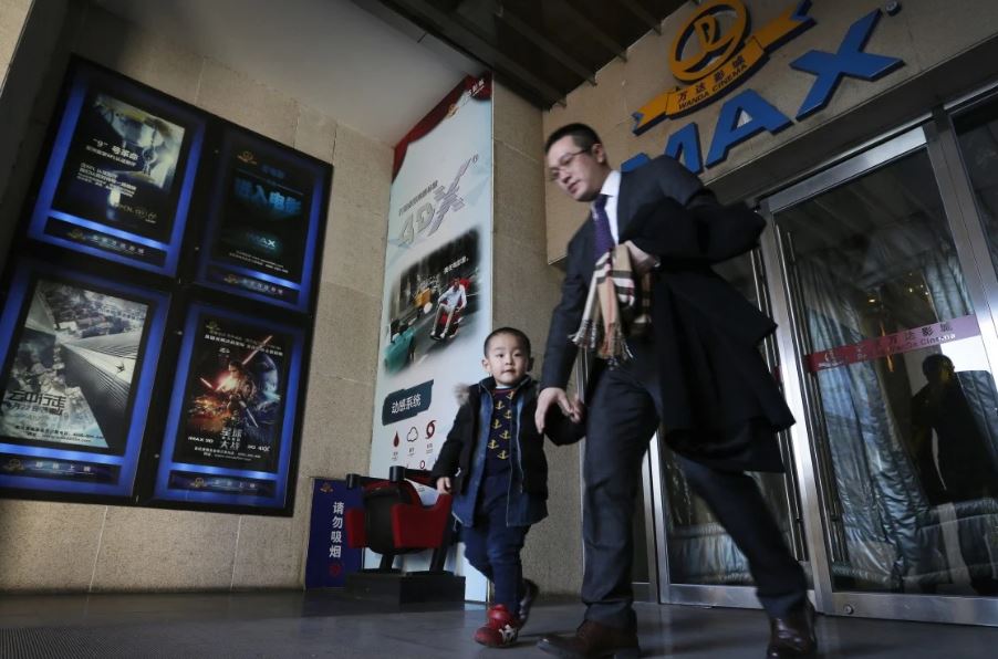 رجل صيني وابنه في السينما (وكالات)
