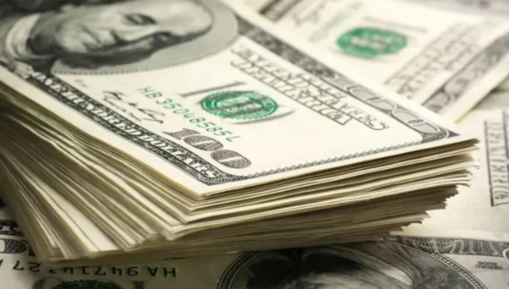 تراجع الدولار والعائد على سندات الخزانة بعد ترشيح ترامب لسكوت بسنت وزيرا للخزانة