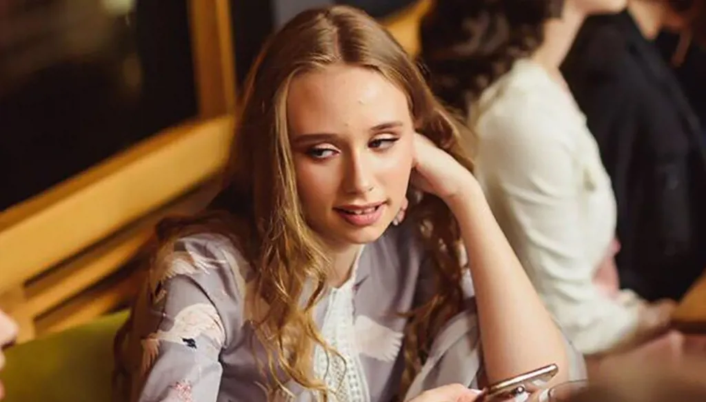 منسقة أغاني وطالبة سابقة... ابنة بوتين تعيش في باريس تحت اسم مستعار