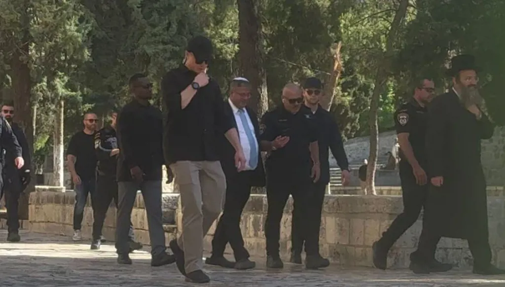 بن غفير يقتحم المسجد الأقصى برفقة ضباط الشرطة الإسرائيلية الكبار