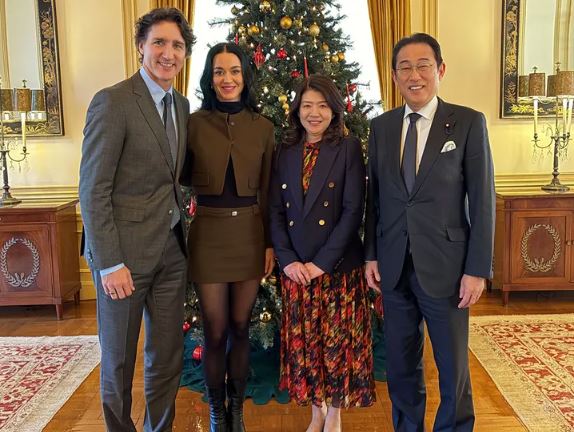 جاستن ترودو وكايتي بيري برفقة رئيس وزراء اليابان السابق فوميو كيشيدا وزوجته يوكو في اليابان (انترنت)