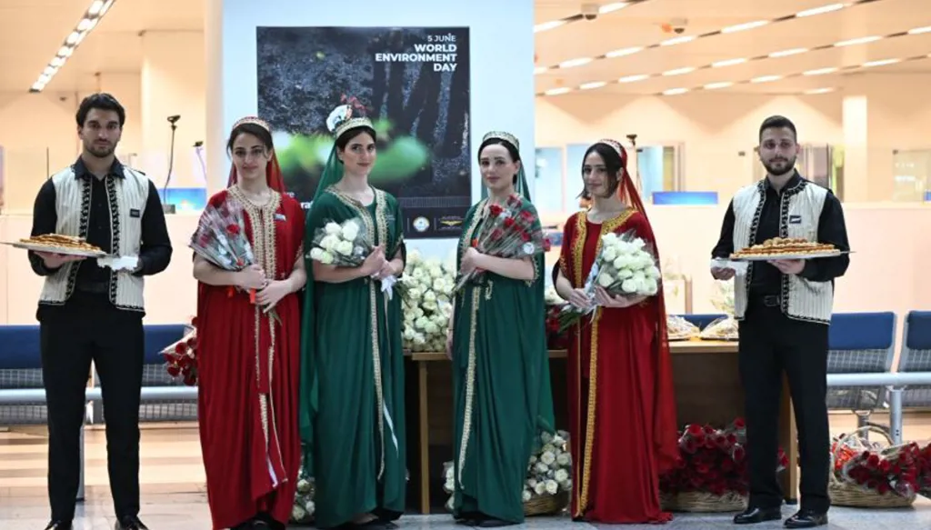 بالورود... لبنان يستقبل السيّاح الإماراتيين بحفاوة وترحيب بعد رفع الحظر عن سفرهم (صور وفيديو)
