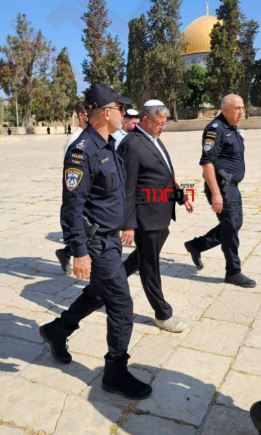 لحظة اقتحام بن غفير للمسجد الأقصى صباح اليوم بحماية مشددة من القوات الاسرائيلية (اعلام اسرائيلي)