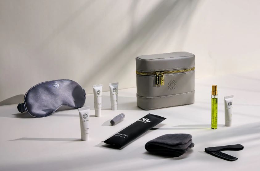 مجموعة من تصميم إيلي صعب بالتعاون مع الخطوط الجوية العربية السعودية (إنستغرام) 