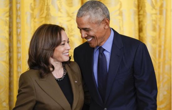 باراك أوباما وكامالا هاريس (وكالات). 