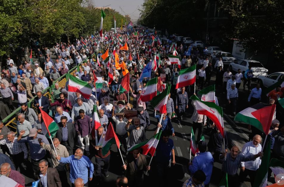 إيرانيون يحملون أعلامًا إيرانية وفلسطينية خلال مظاهرة مناهضة لإسرائيل في طعهران (أ ب).