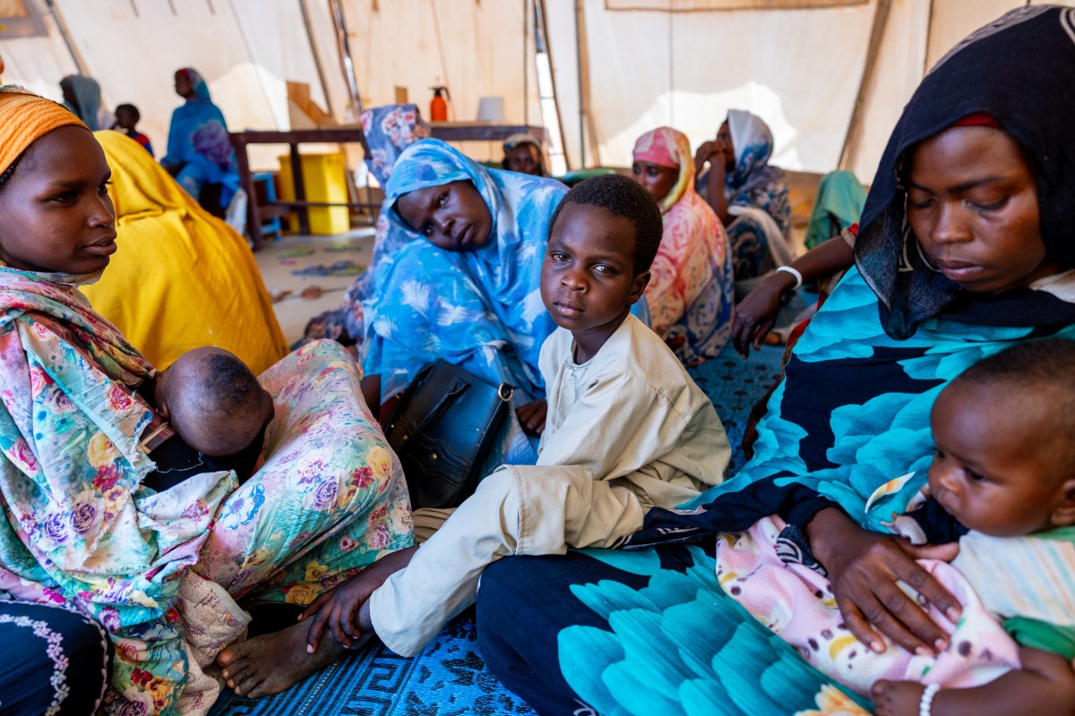 أطفال ونساء هاربون من الحرب في السودان (أ ف ب)
