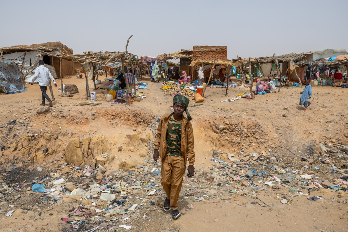 سودانيون في سوق بمخيم تولوم في تشاد (أ ف ب)‏