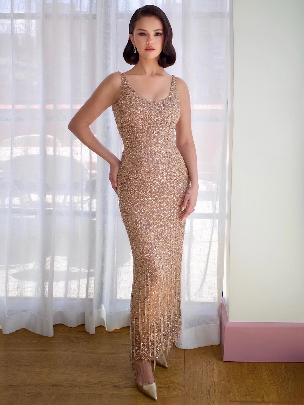 سيلينا غوميز بفستان ذهبي من تصميم دار Oscar de la Renta في حفل زفاف تايلور سويفت وترافيس كيلسي في 3 تموز/يوليو 2026 (انستغرام)
