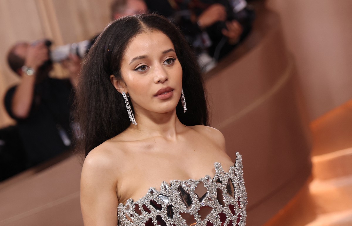 تشيس إنفينيتي على السجادة الحمراء بمجوهرات ألماس من De Beers (أ.ف.ب)