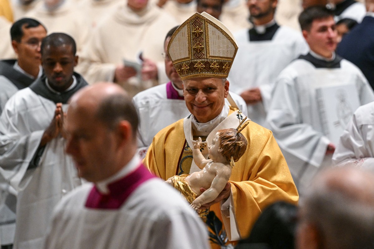 البابا لاوون خلال قداس ليلة عيد الميلاد في كاتدرائية القديس بطرس ‏بالفاتيكان (أ ف ب)‏